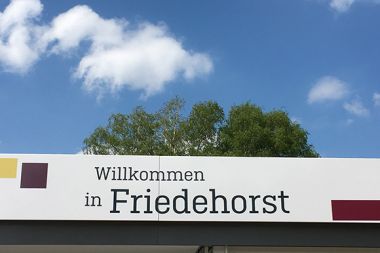 Eine große Schrift auf der steht "Willkommen in Friedehorst".